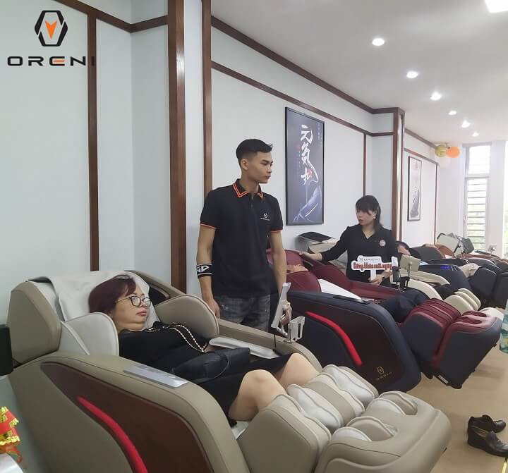 Khách hàng trải nghiệm thực tế ghế massage tại showroom Oreni Nghệ An