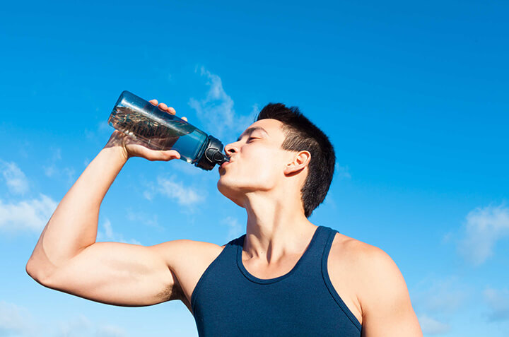 Nên uống đủ nước trong quá trình tập luyện thể thao