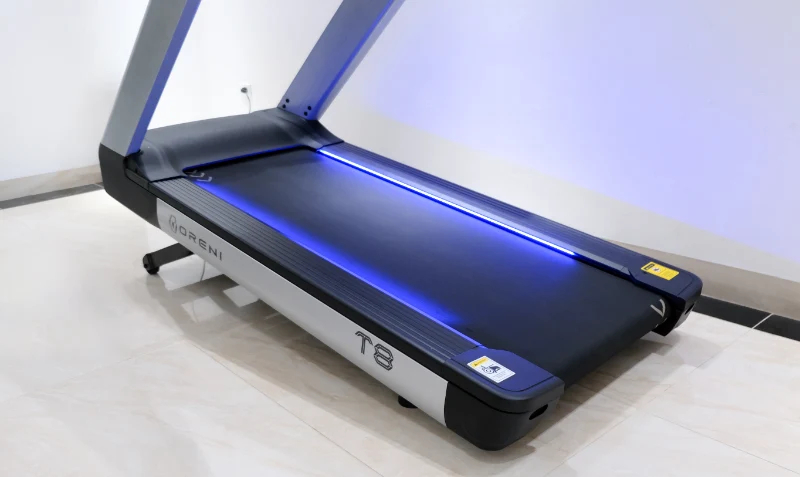 Bàn chạy của Oreni T8 rộng rãi và được tích hợp thêm đèn led thân
