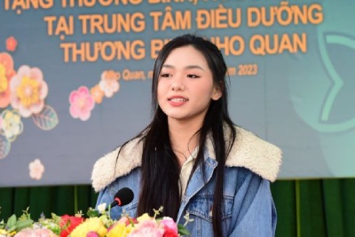 Đinh Khánh Hòa tặng ghế massage tại trung tâm điều dưỡng thương binh Nho Quan.