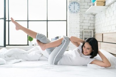 12 bài tập giảm mỡ bụng trên giường cực hiệu quả cho nàng lười