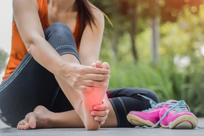 Đau nhức lòng bàn chân: Nguyên nhân và cách điều trị hiệu quả
