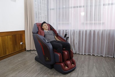 MC Tuấn Tú trải nghiệm ghế massage cao cấp Oreni OR-500